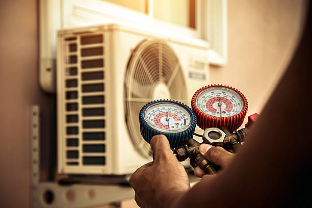 Professional Hvac technician working in Muscatine, IA